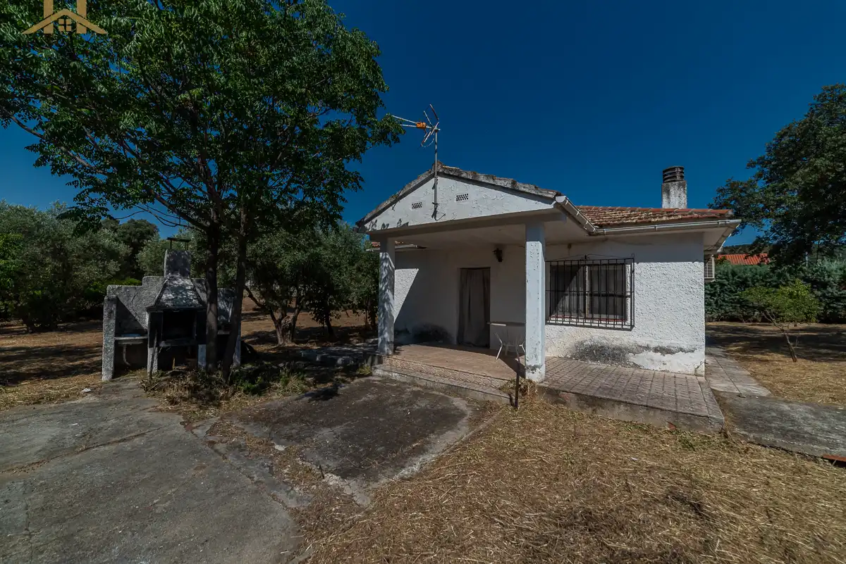 Vista exterior de Casa o xalet en venda en Aldea del Fresno amb Aire condicionat, Jardí privat i Terrassa