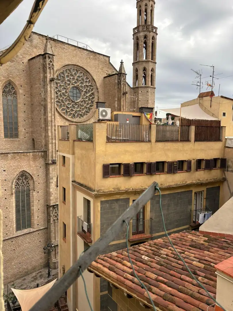 Vista exterior de Piso en venta en Barcelona con Balcón