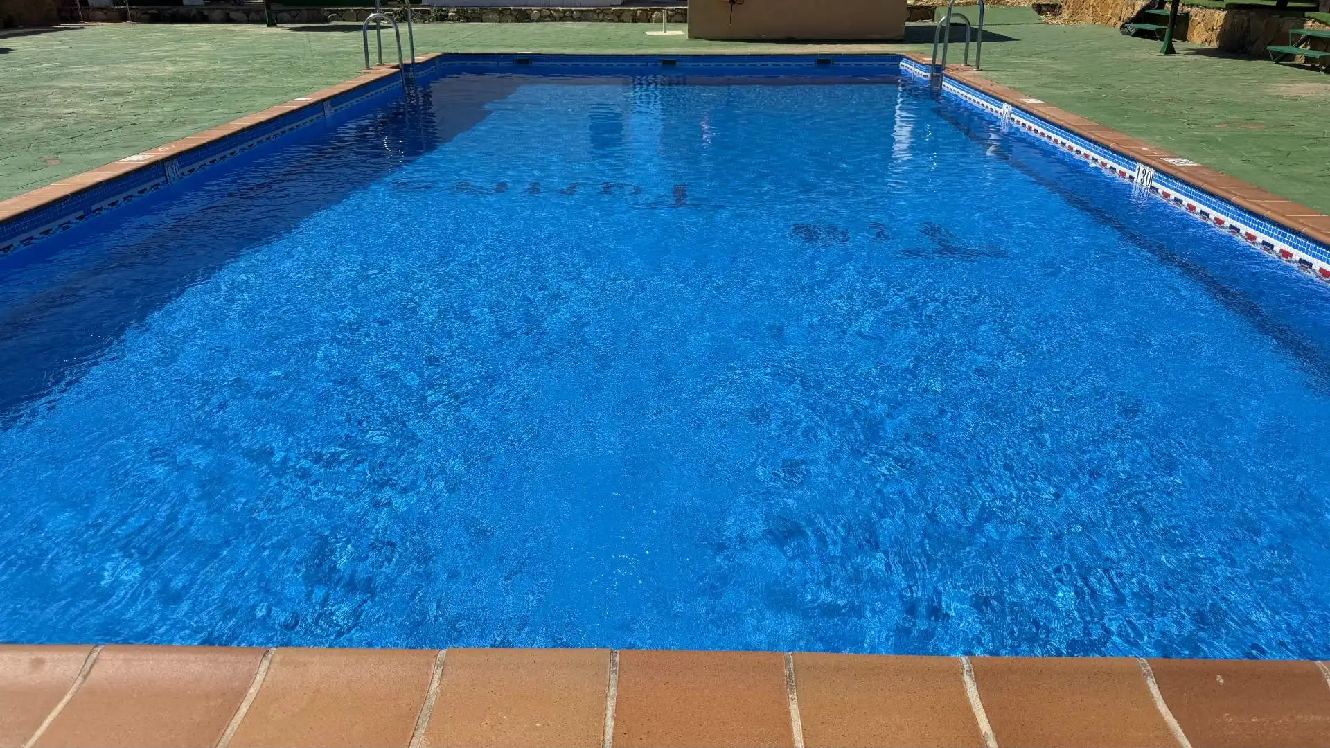 Schwimmbecken von Gebäude zum Verkauf in Turre