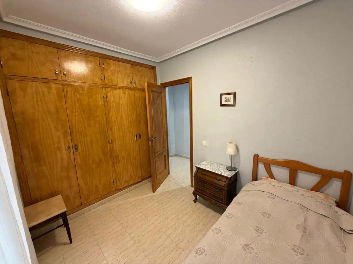 Dormitori de Pis de lloguer en Torrevieja amb Aire condicionat, Terrassa i Moblat