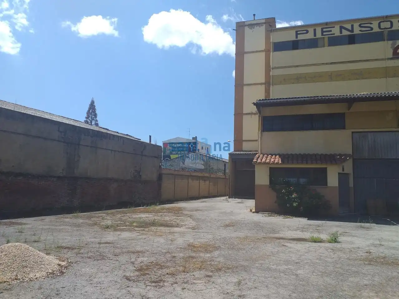 Parkplatz von Fabrikhallen zur Miete in León Capital 