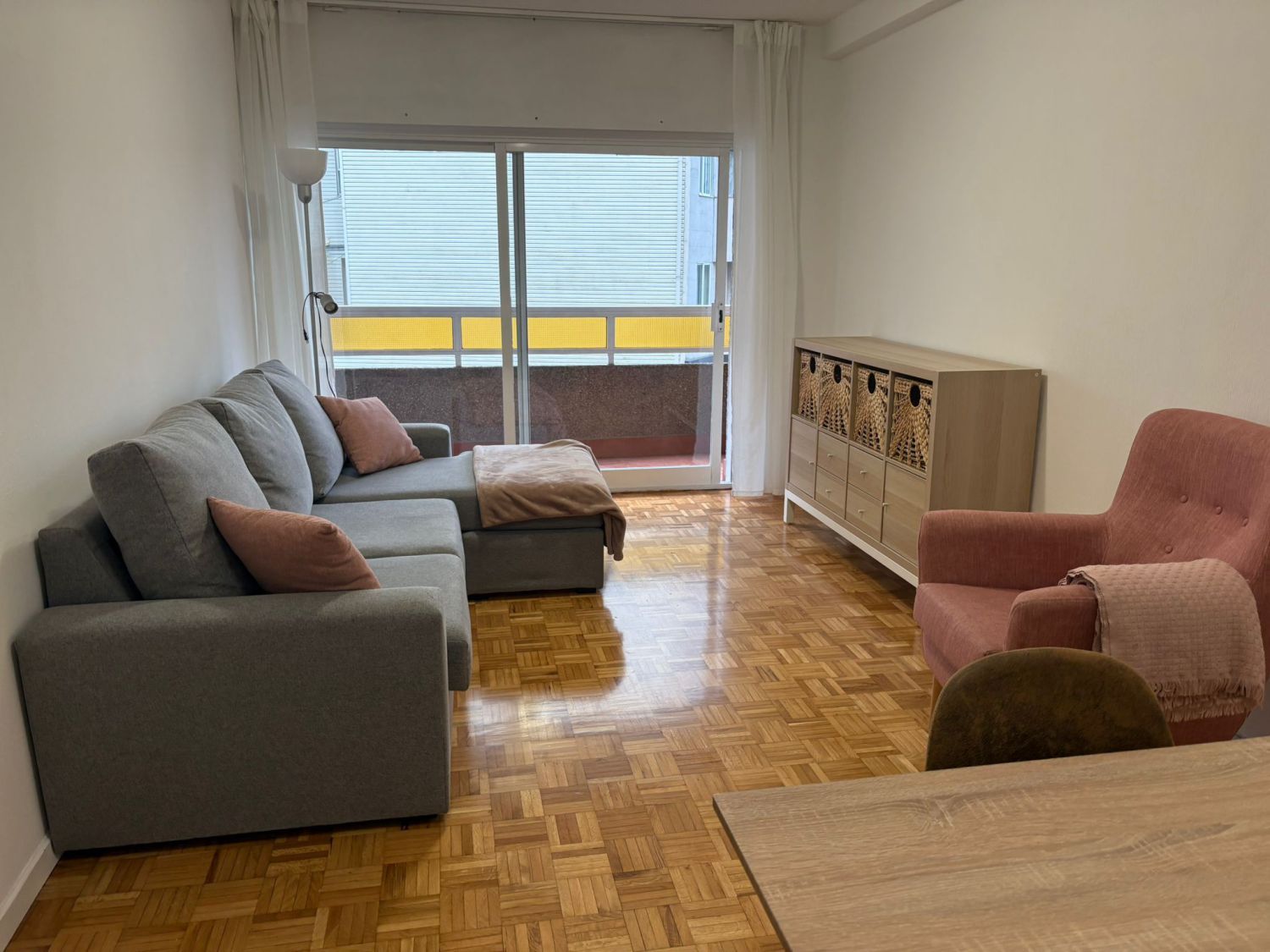 Sala d'estar de Pis de lloguer en Pontevedra Capital  amb Balcó