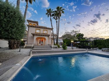 Chalet con piscina en venta en Orihuela Costa