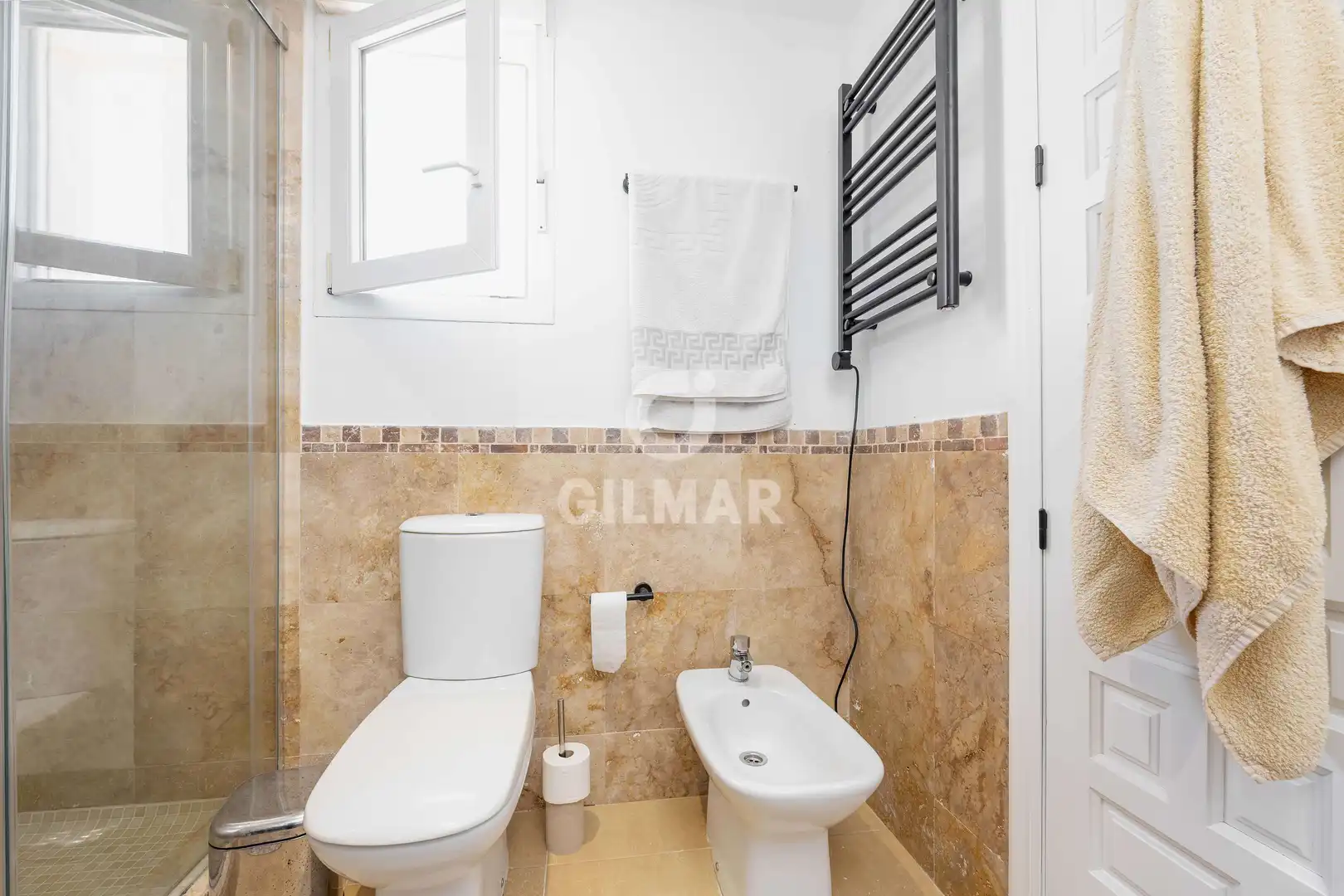 Badezimmer von Einfamilien-Reihenhaus zum Verkauf in Tarifa mit Heizung, Privatgarten und Schwimmbad