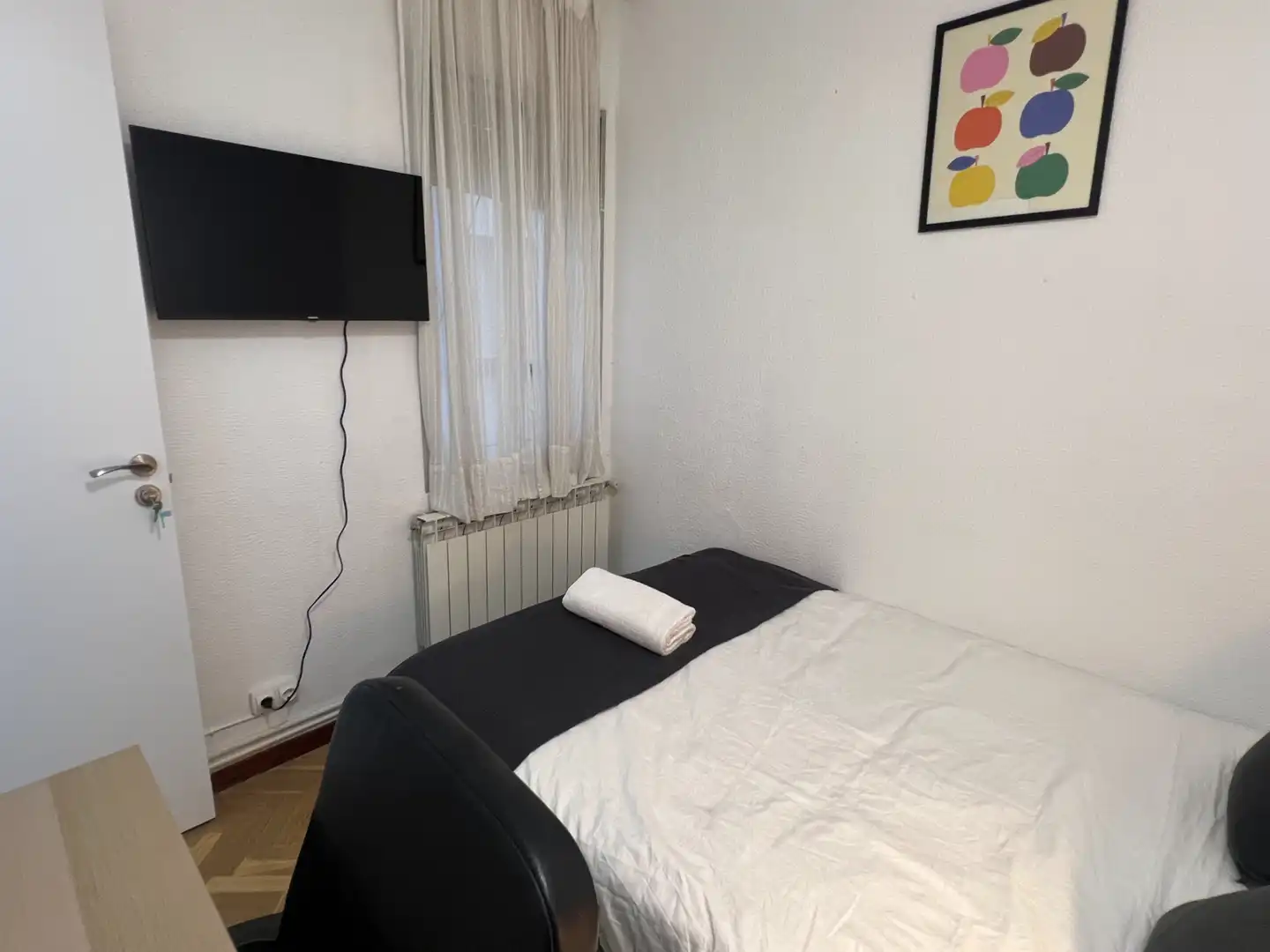 Bedroom of Flat for share in Madrid  with Heating, Furnished and Washing machine