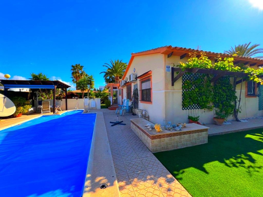 Piscina de Casa o chalet en venta en Orihuela con Aire acondicionado