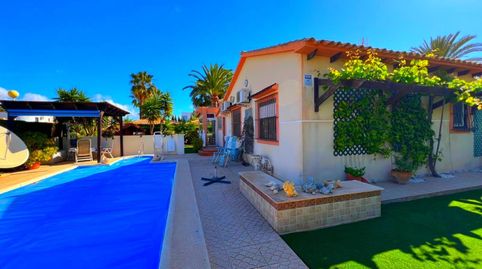 ENCANTADORA VILLA DE UN SOLO NIVEL EN UNA PARCELA DE 800 M CERCA DE LA PLAYA EN CABO ROIG