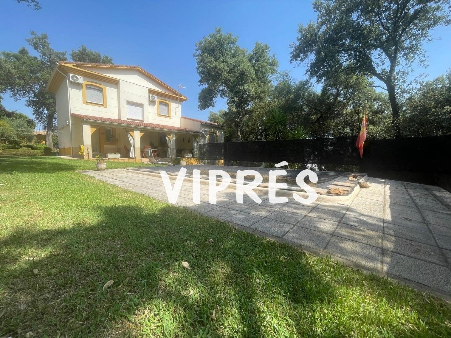 Vista exterior de Casa o xalet en venda en Cáceres Capital amb Aire condicionat, Calefacció i Piscina