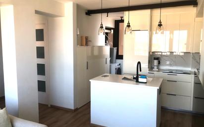 Cuina de Pis en venda en Cornellà de Llobregat amb Aire condicionat, Parquet i Moblat