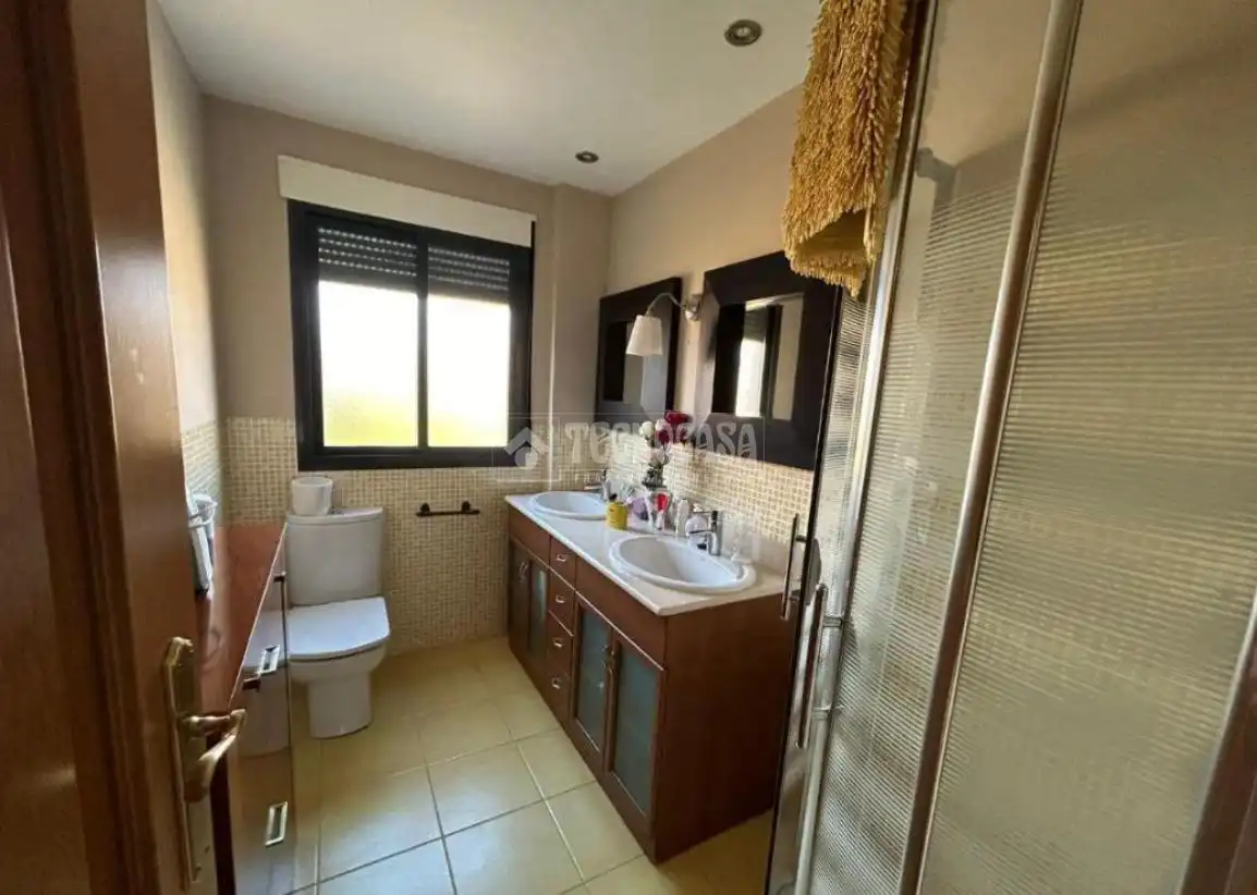 Baño de Casa adosada en venta en Baeza con Aire acondicionado, Calefacción y Piscina