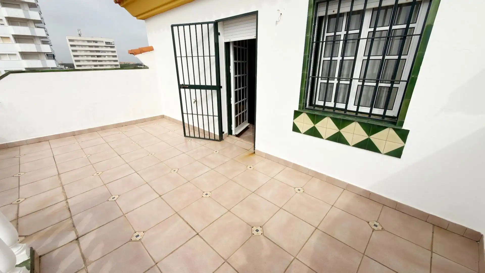 Vista exterior de Casa adosada de alquiler en Punta Umbría con Terraza y Piscina comunitaria
