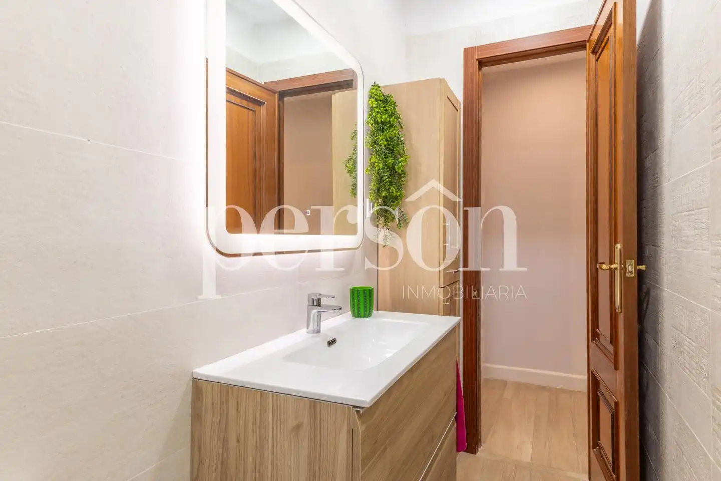 Badezimmer von Wohnung zur Miete in Valencia mit Klimaanlage und Möbliert