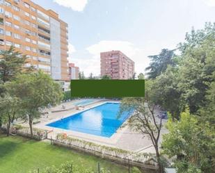 Swimming pool of Apartment to share in  Madrid Capital  with Air Conditioner and Terrace