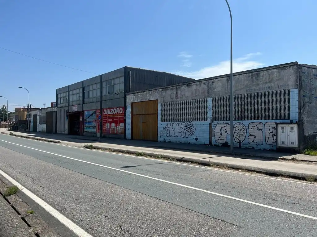 Vista exterior de Nave industrial en venta en Redondela