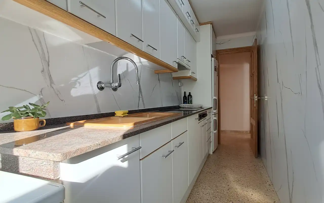 Küche von Wohnung zum Verkauf in Tarragona mit Klimaanlage und Ofen