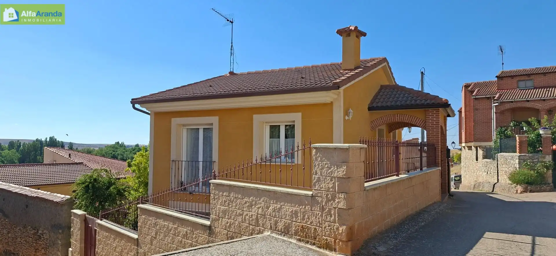 Vista exterior de Casa o xalet en venda en Fuentenebro amb Calefacció, Jardí privat i Traster