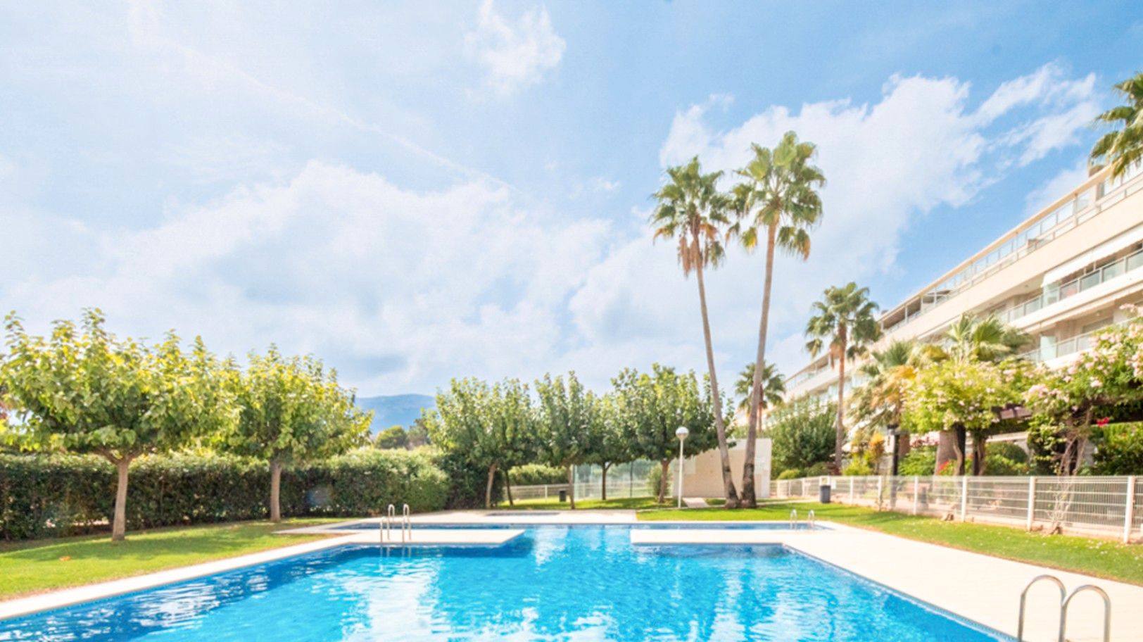 Piscina de Apartament en venda en Dénia amb Aire condicionat, Calefacció i Jardí privat