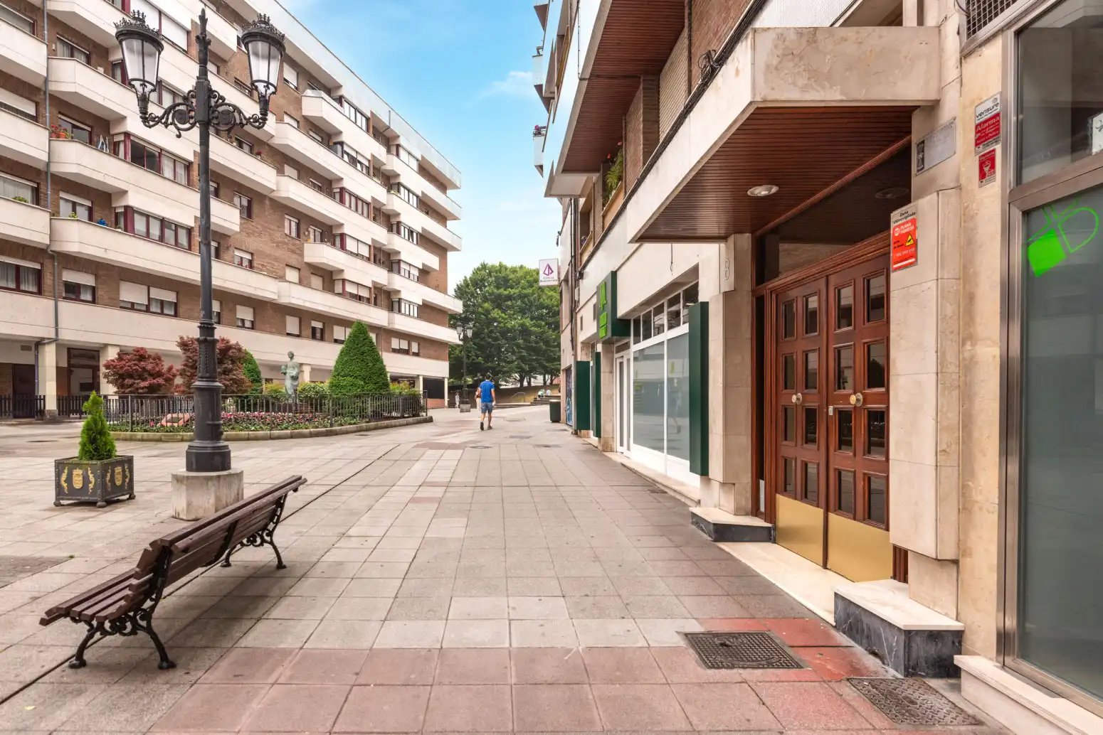 Vista exterior de Piso en venta en Oviedo  con Calefacción y Parquet