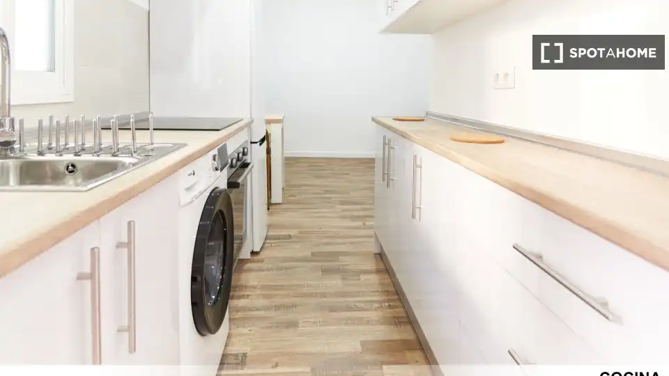 Kitchen of Flat for share in Sevilla  with Air Conditioner, Heating and Furnished