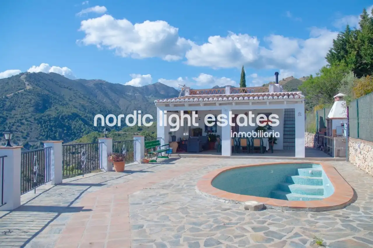 Vista exterior de Casa o chalet en venta en Frigiliana con Terraza, Piscina y Amueblado