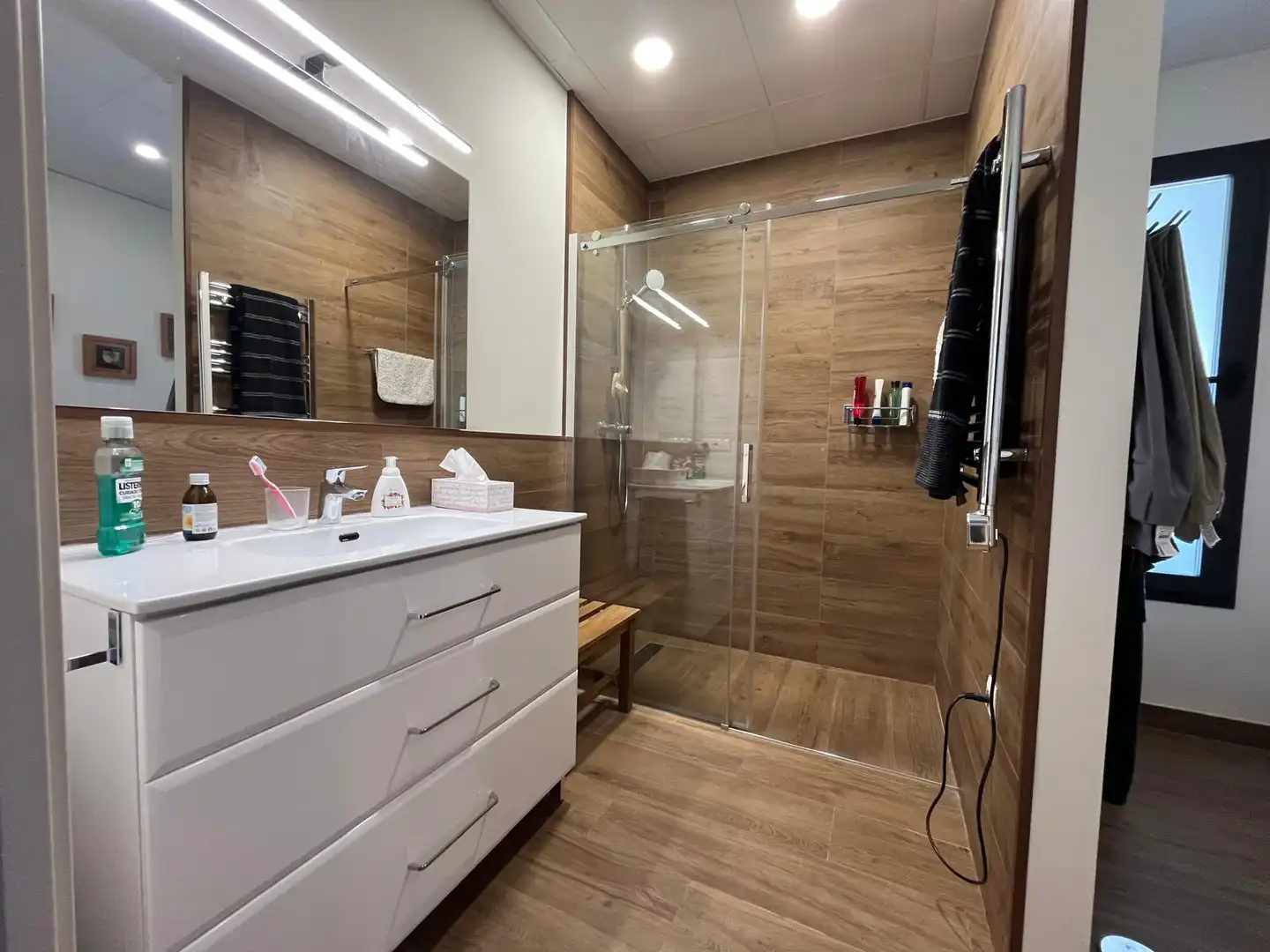 Bathroom of Houses for sale in Palomares del Río  with Air Conditioner, Private garden and Swimming Pool