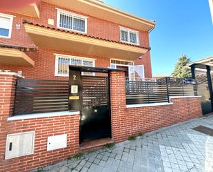 Exterior view of Single-family semi-detached for sale in  Madrid Capital  with Air Conditioner, Heating and Terrace