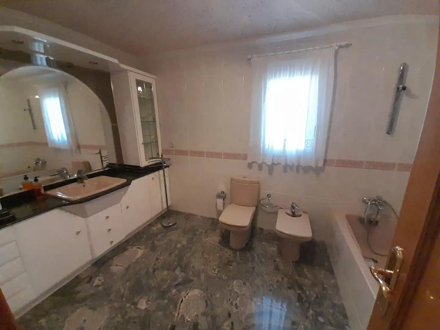 Bany de Casa o xalet en venda en Alicante / Alacant amb Calefacció, Jardí privat i Terrassa