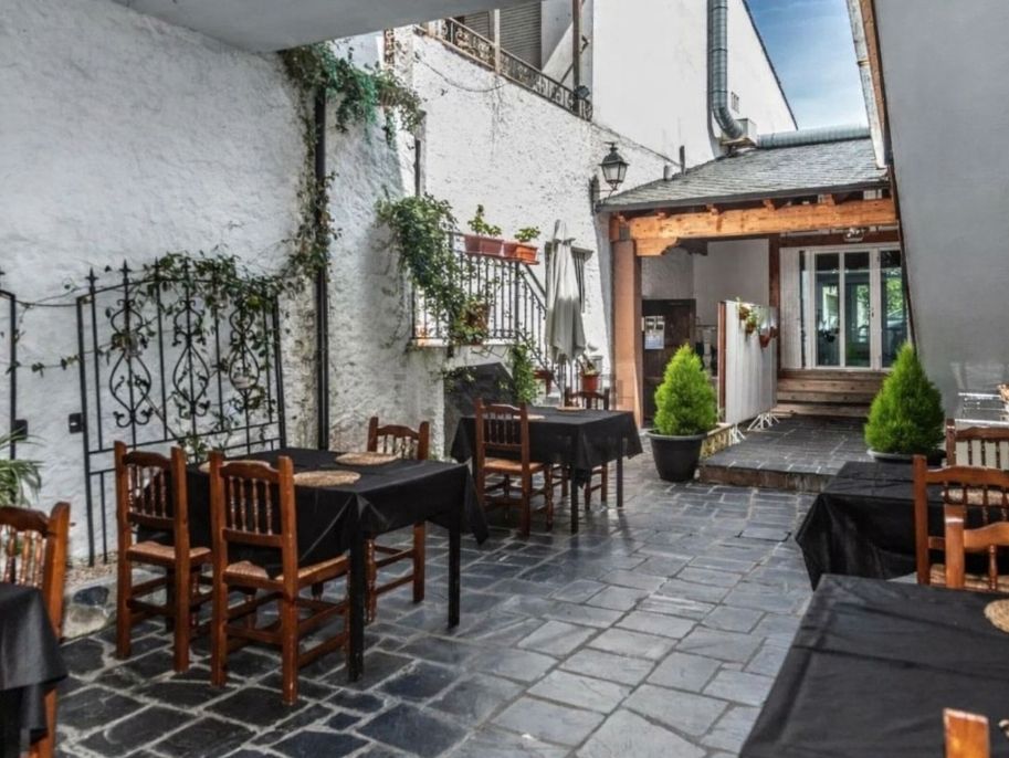 Terrassa de Local en venda en Cacabelos amb Terrassa i Moblat