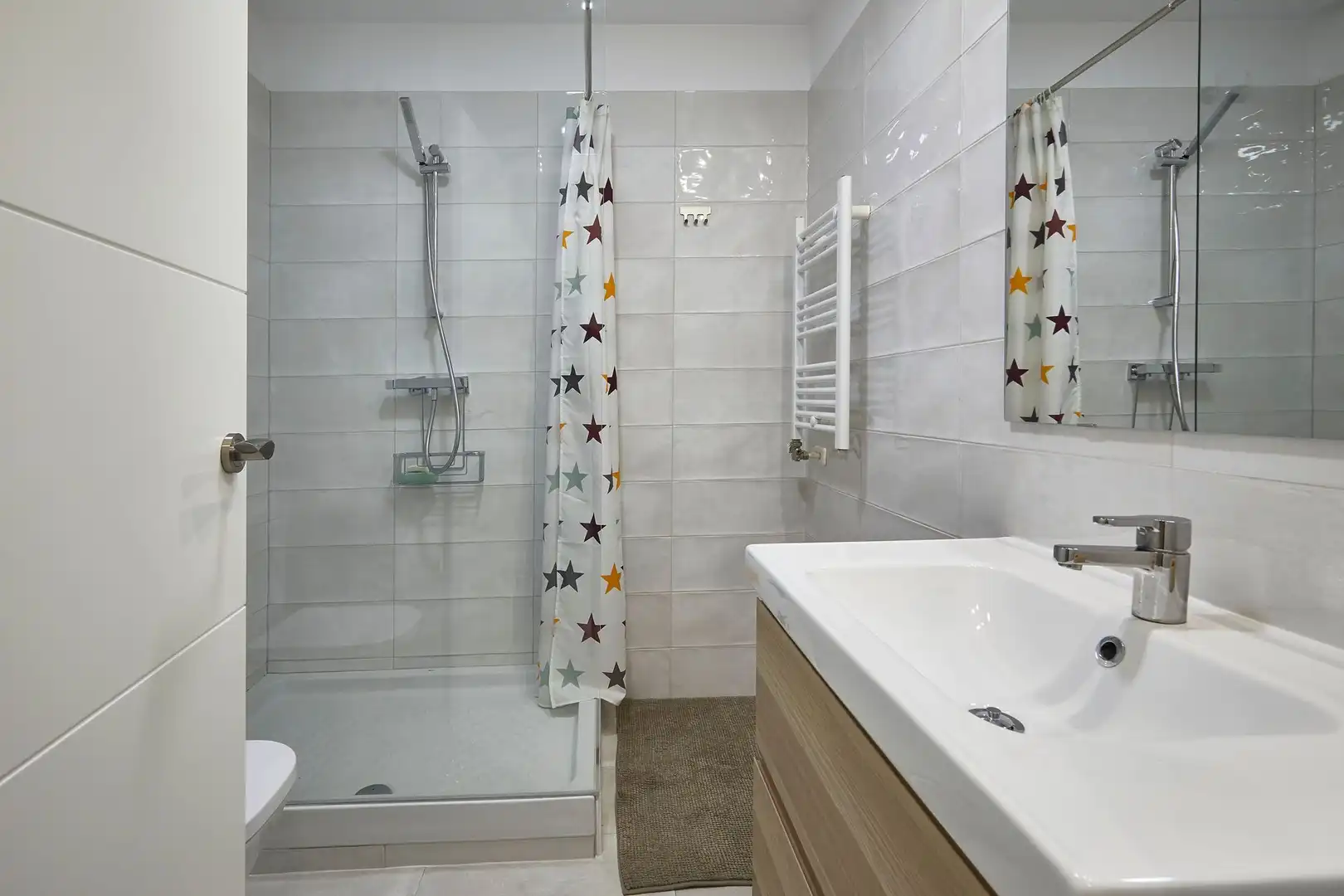 Badezimmer von Wohnung zum Verkauf in Barcelona mit Klimaanlage, Parkett und Ofen