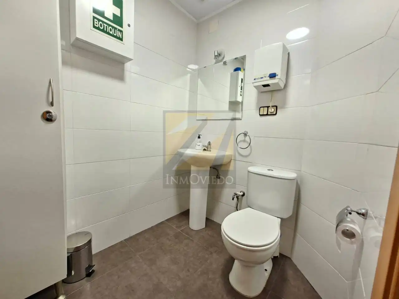 Badezimmer von Geschaftsraum zum Verkauf in Oviedo  mit Klimaanlage