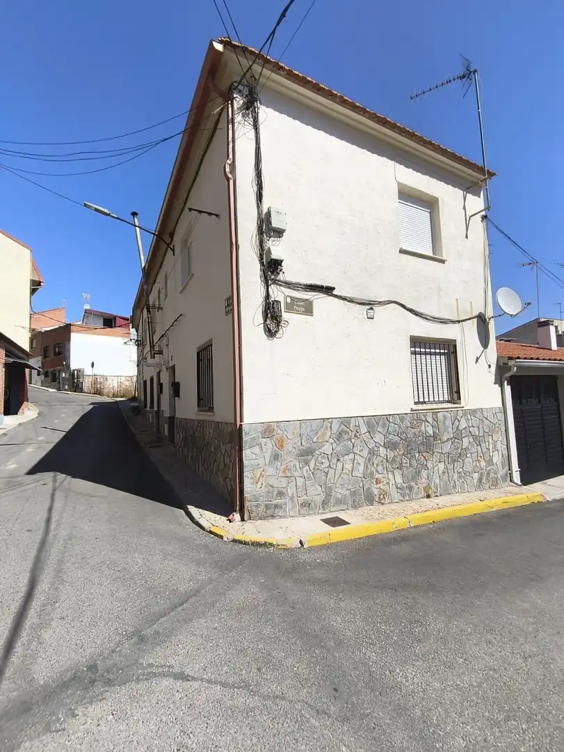 Vista exterior de Casa o chalet en venta en Campo Real con Calefacción y Amueblado