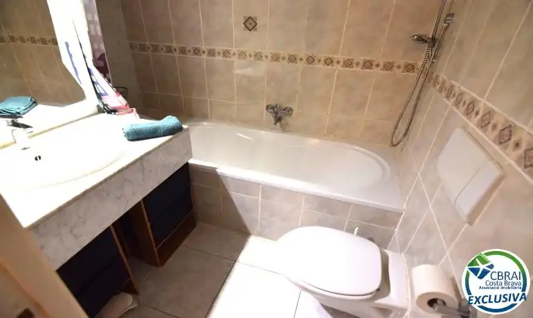 Bany de Dúplex en venda en Empuriabrava amb Calefacció i Moblat