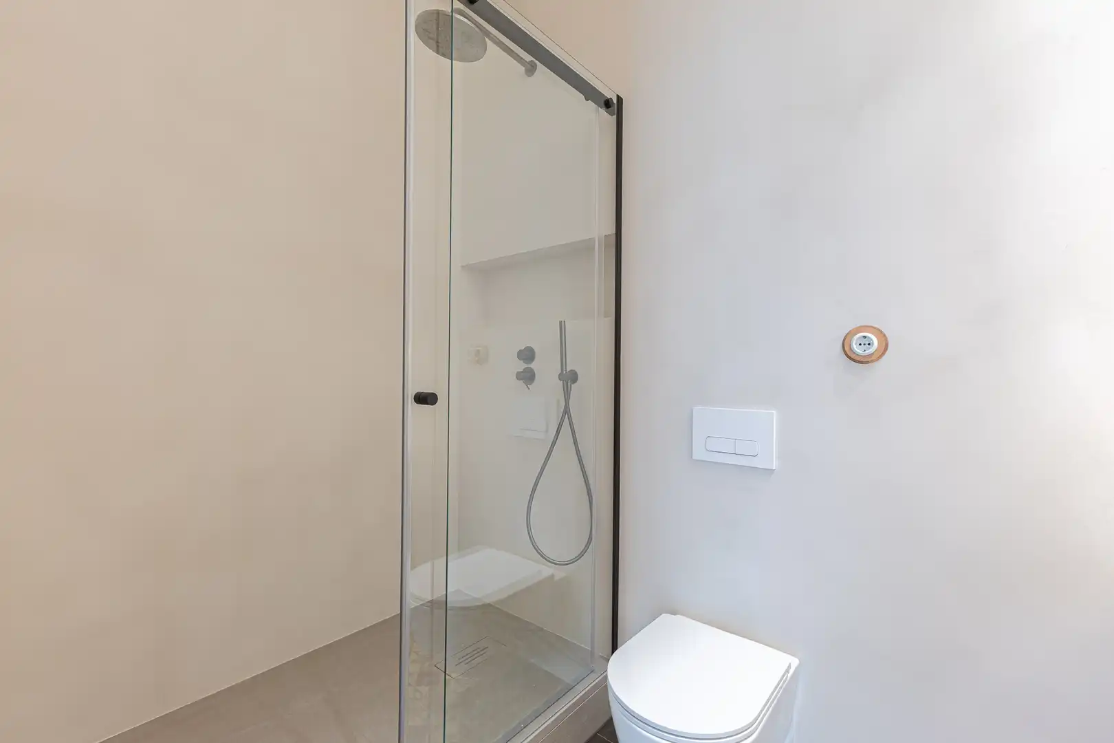 Badezimmer von Wohnung zum Verkauf in Barcelona mit Klimaanlage, Heizung und Balkon