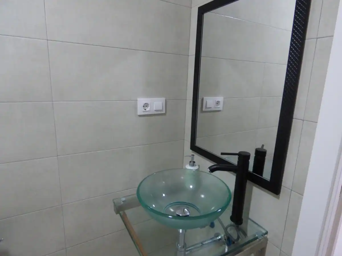 Baño de Piso en venta en Almería con Calefacción, Terraza y Amueblado