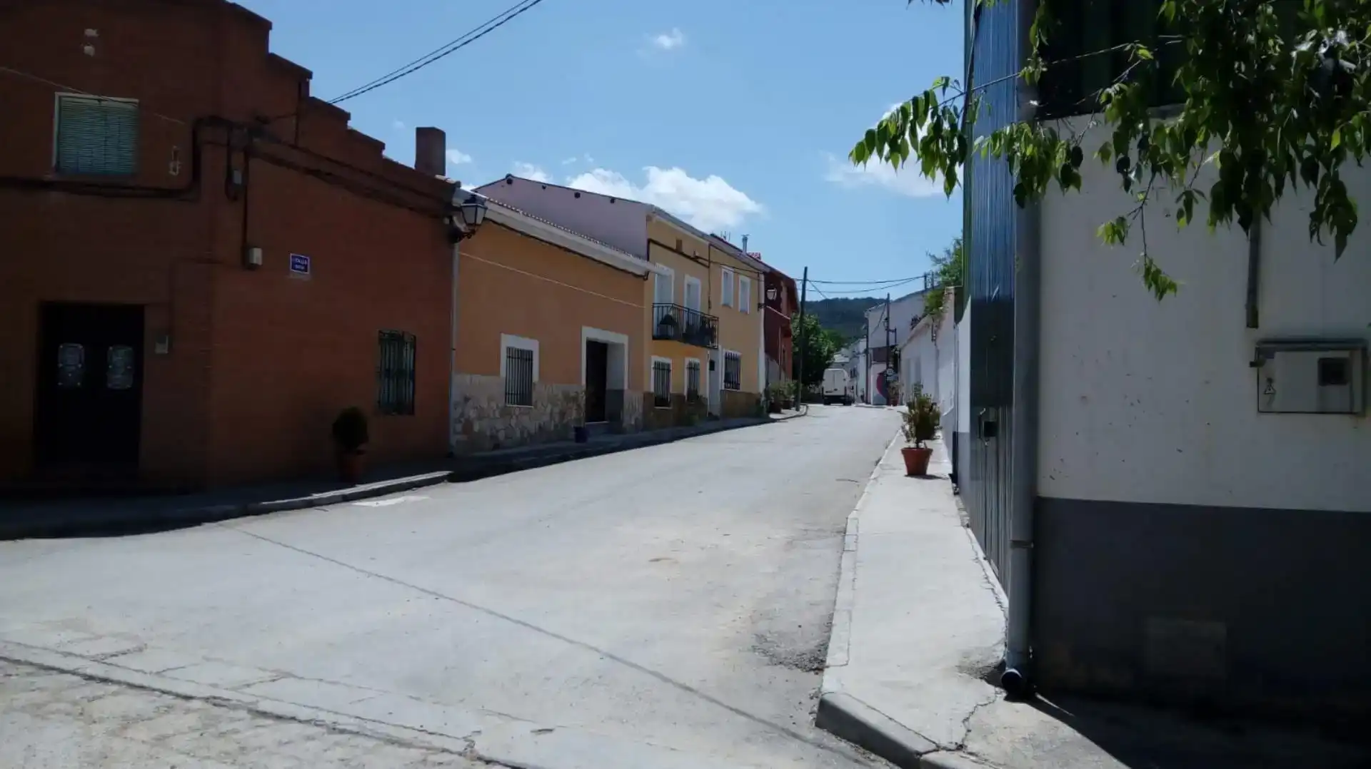 Vista exterior de Casa adosada en venda en La Peraleja   amb Traster i Balcó