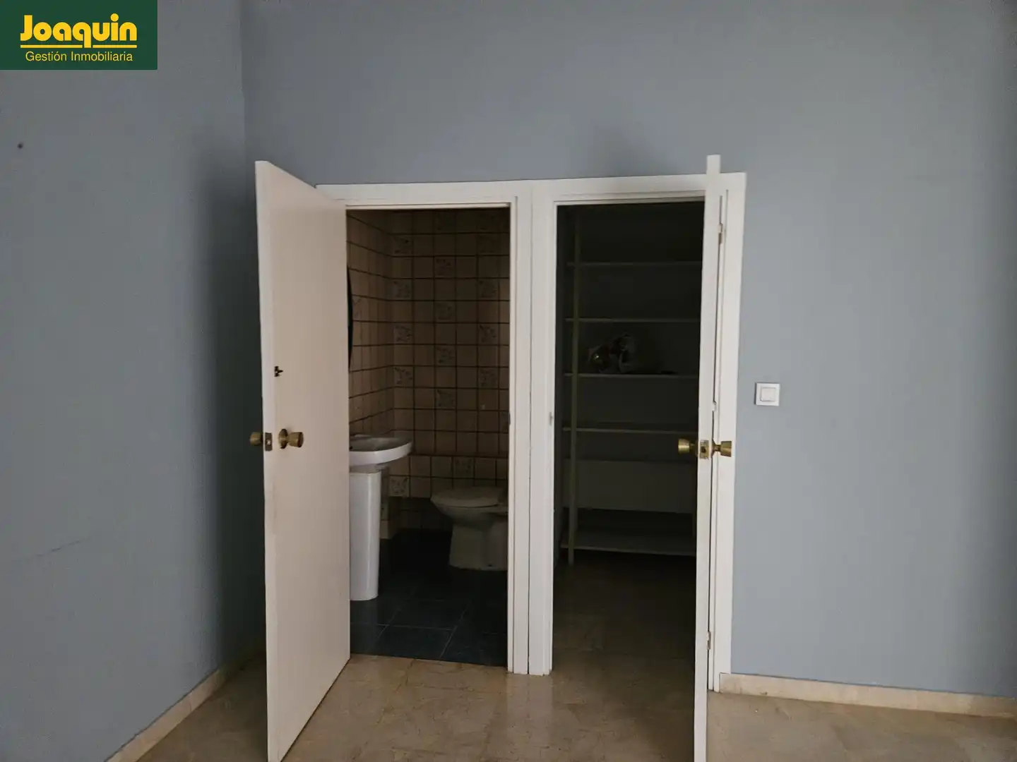 Baño de Local en venta en Córdoba con Aire acondicionado