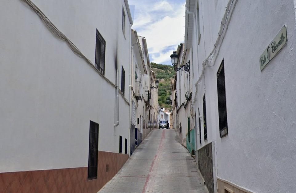 Casa adosada en venda a Huelma