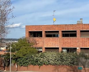 Vista exterior de Casa adosada en venda en Sant Cugat del Vallès amb Aire condicionat, Calefacció i Jardí privat