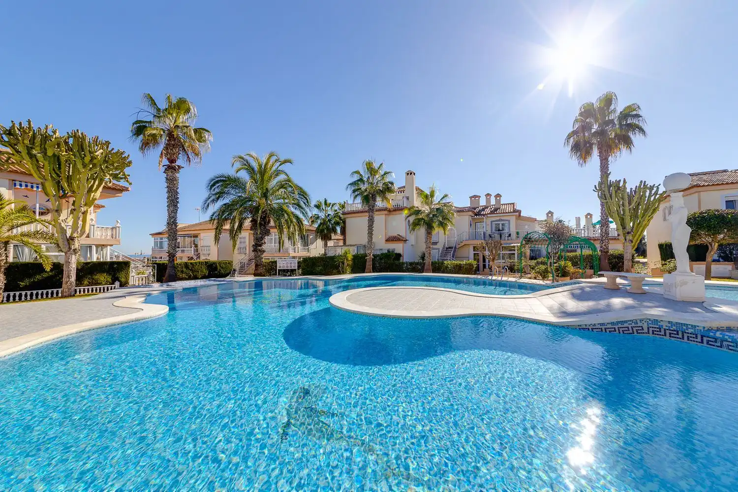 Piscina de Estudi en venda en Torrevieja amb Aire condicionat, Terrassa i Traster