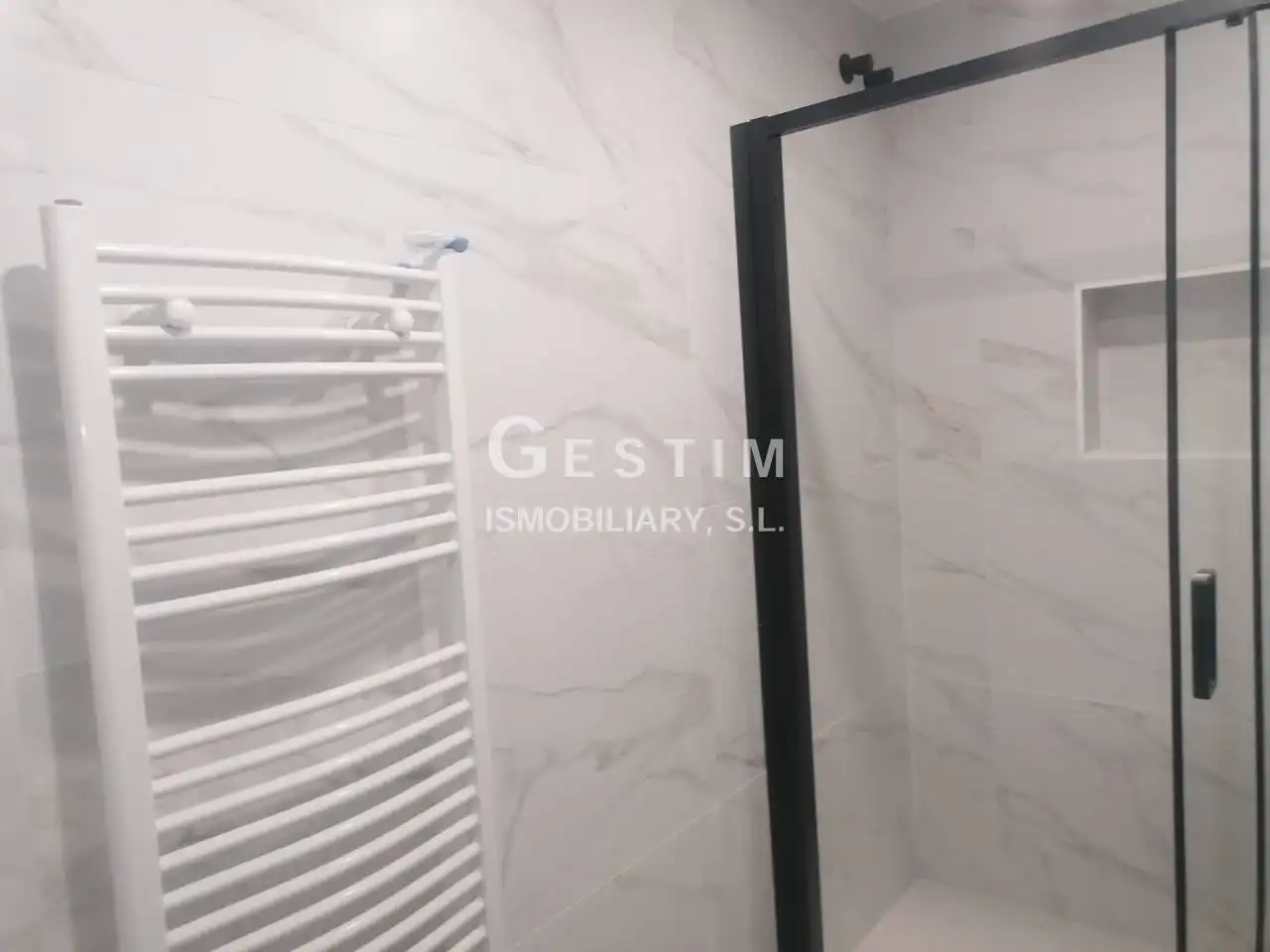 Baño de Piso en venta en Vic con Calefacción, Balcón y Alarma