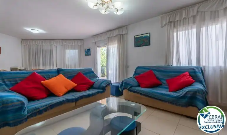 Sala de estar de Casa adosada en venta en Roses con Calefacción, Terraza y Horno