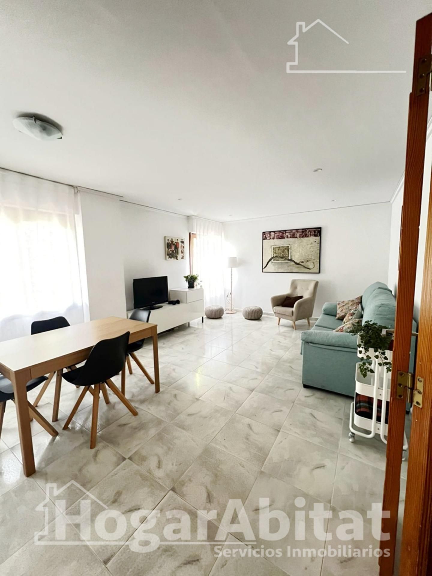 Sala d'estar de Pis en venda en Oliva amb Aire condicionat i Terrassa