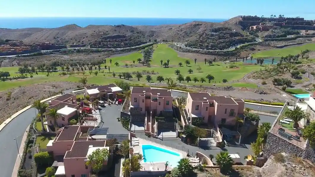 Vista exterior de Edifici en venda en San Bartolomé de Tirajana amb Piscina comunitària