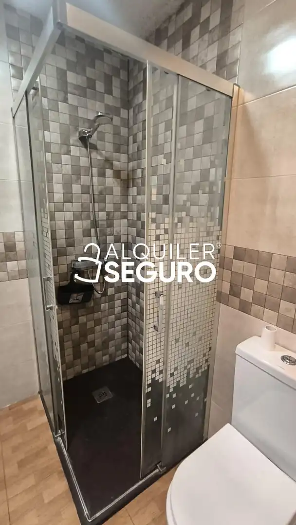 Bathroom of Flat for rent in Sevilla  with Air Conditioner