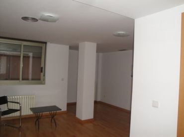 Ufficio con balcone in affitto a Calle de Miguel Servet 94