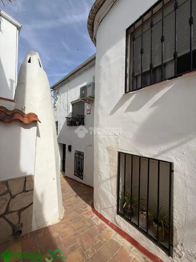 Vista exterior de Casa adosada en venta en Santa Cruz de la Zarza con Aire acondicionado, Alarma y Piscina comunitaria