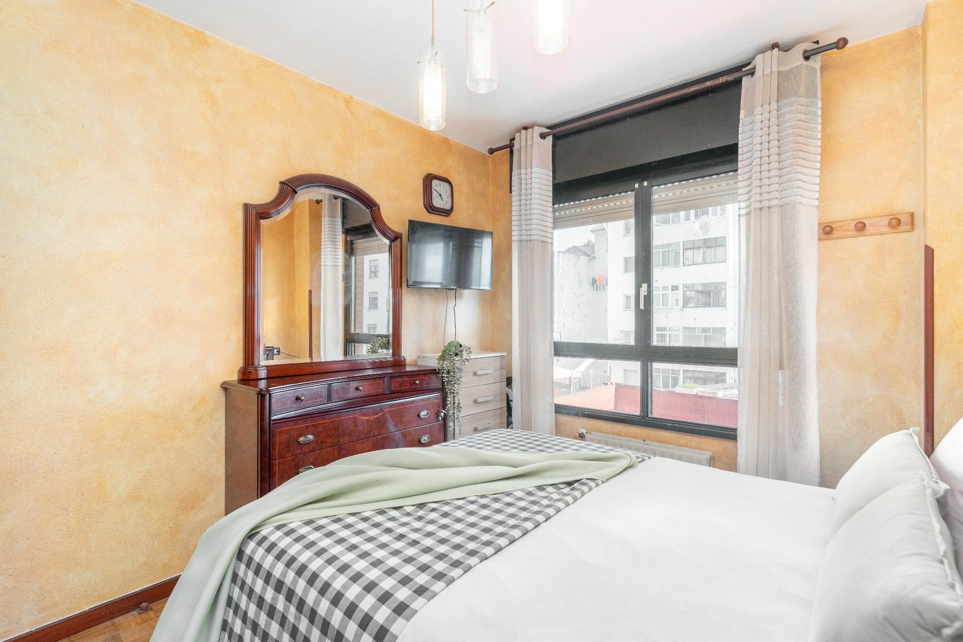 Dormitori de Pis en venda en Oviedo  amb Calefacció