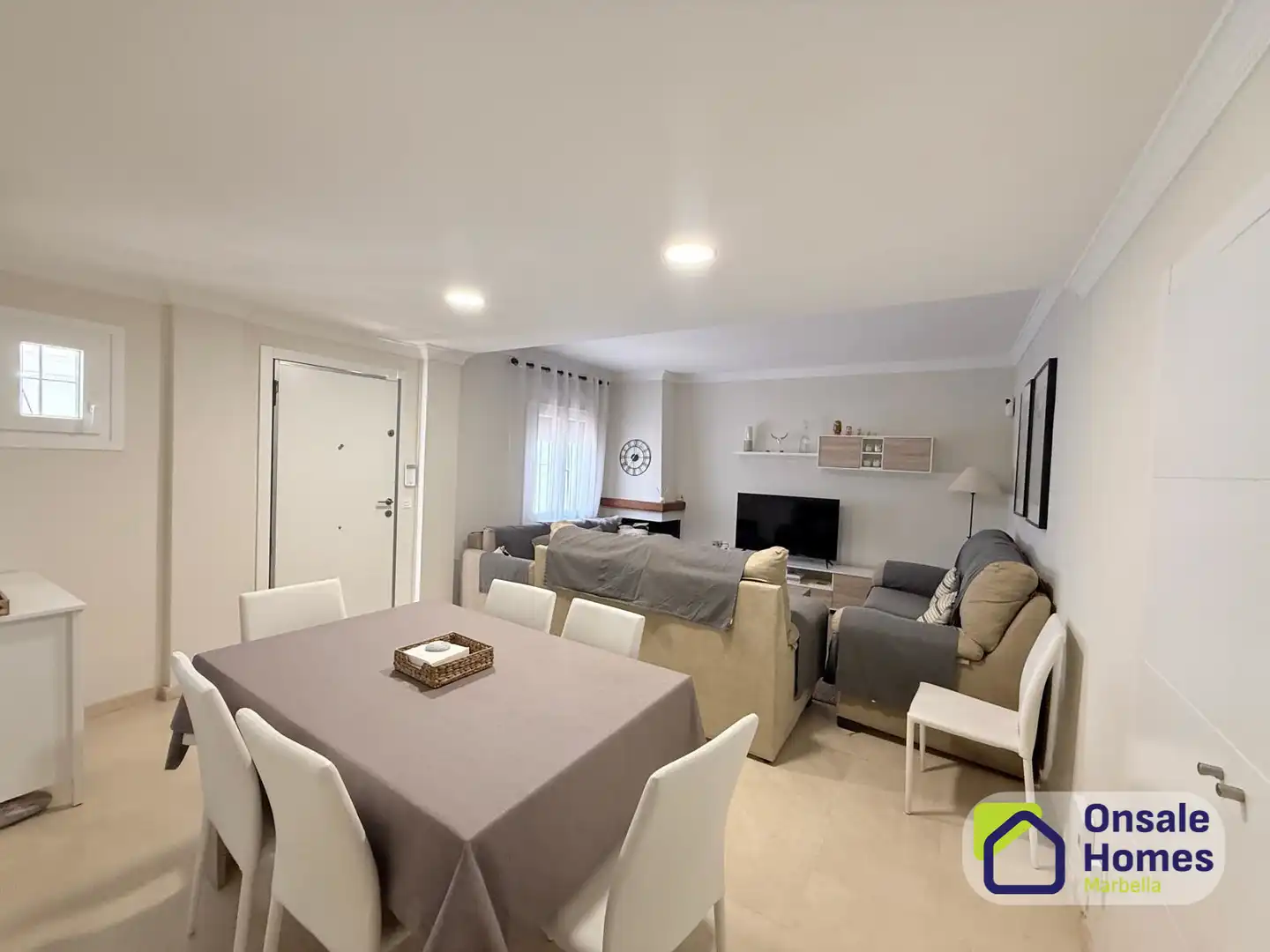Sala de estar de Casa adosada de alquiler con opción a compra en Marbella con Terraza, Amueblado y Piscina comunitaria