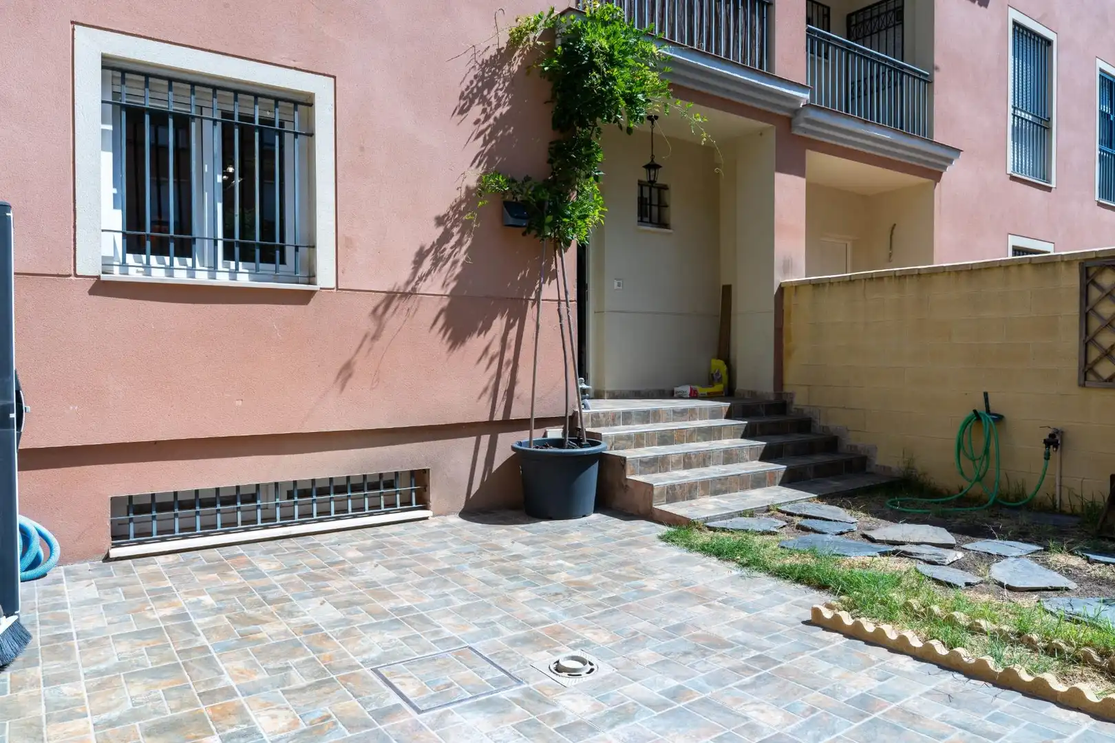 Terrassa de Casa adosada en venda en San Juan de Aznalfarache amb Aire condicionat, Jardí privat i Terrassa