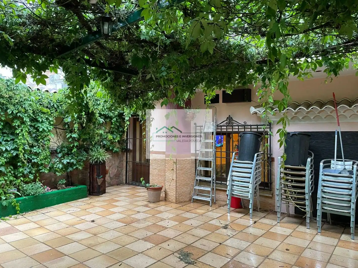 Terrassa de Local en venda en Almodóvar del Pinar amb Terrassa i Moblat